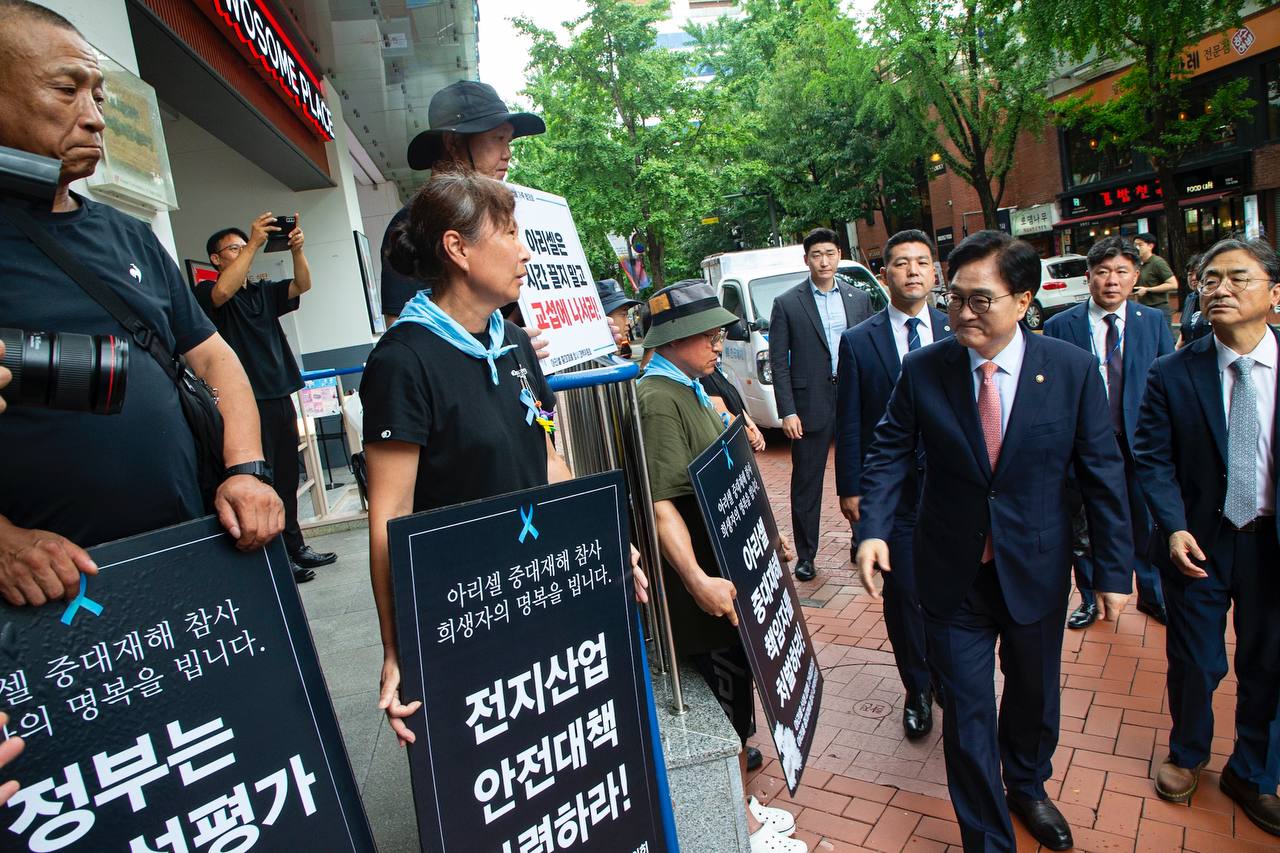 [국회의장 민주노총 방문] 아리셀 유가족만이 팻말 시위에 나서다